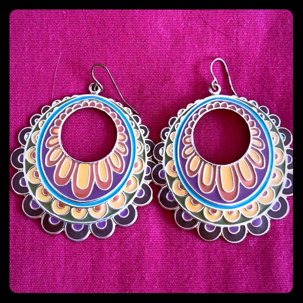 Metal colored dangling earrings